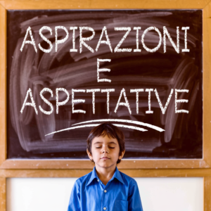 Un bambino scrive alla lavagna Aspirazioni e Aspettative
